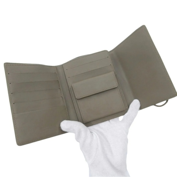 Louis Vuitton - Picture 8 of 8